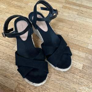 Ett par superfina sandaletter med kilklack ifrån Anna Field i storlek 36😻 Säljs då de är för små. 