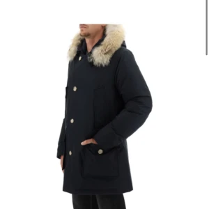 Woolrich vinter jacka - Tja, säljer nu denna woolrich jacka. Jackan har ett fint skick och är perfekt nu till vintern. Om man vill ha kvitto eller köp bevis ska jag rita fram de! Annars finns de äkthetsbevis. Köpt på nk i Göteborg. Ny pris ca 9000-10000 Pris kan diskuteras