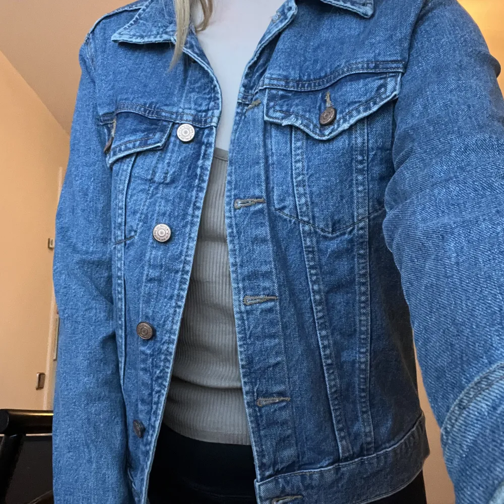 Jättefin mörkblå jeansjacka från Gina tricot som tyvärr är lite för liten för mig i st xs som passar perfekt nu till hösten💗. Jackor.