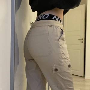Beigea cargobyxor - Snygga beigea cargos i storlek 42 🖤Kanten är nedvikt på bilderna, annars är de midwaist. Jag på bilderna är 175cm lång. Gratis frakt fram till 10 september!