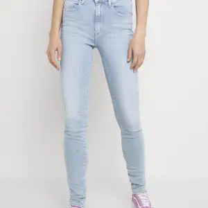 Säljer dessa Levis jeans i modellen 721 High Rise Skinny storlek 25 (xs/s) jag är 168 cm. Nypris 1349kr men passar mig inte längre. Använda ganska mycket men inga fläckar eller så. Därav priset 