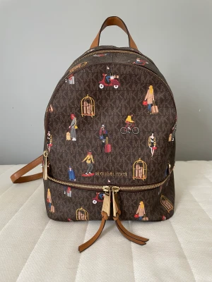Michael Kors ryggsäck  - Äkta Special edition mk ryggsäck. Den är använd och därför priset