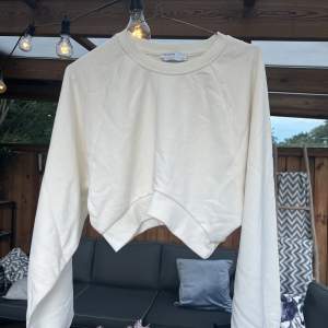 Vit croppad sweatshirt, strl M 125kr + frakt