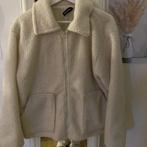 Prettylittlething  - Jätte fin prettylittlething teddy jacka som aldrig är använd av mig🩷