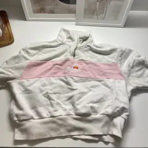 En hoodie/ tröja från ellesse. Storlek 36 inköpt på jd sports för något år sedan. 💗