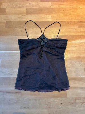 Vintage topp - Supersnygg vintage topp som inte kommer till användning då den tyvärr inte passar. Färgen är mörklila med svart mesh över 