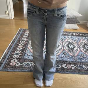 Superfina low waist jeans 💓500kr plus frakt 🫶🏼 Märket är Guess 👌🏻🙌🏻 Tror ej det står storleken i men jag brukar ha 36 i till exempel Gina jeans och i LTb jeans 26 eller 27 och 30 eller 32 i längd, skulle säga att dessa är 27/30 💓 Jag är 166 lång!