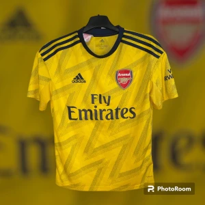Arsenal tröja - Storlek L barn men passar xs.  Köpt från adidas.