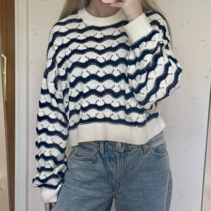 Tröja - Supersöt tröja från H&M, använd 2 gånger, jag är 152cm lång, nypris 250kr 💞