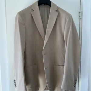 Beige kavaj - Beige kavaj från Selected Homme. Strl EU46. Nytt skick, aldrig använd  Nypris 1400:-
