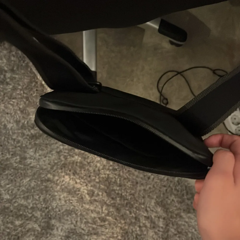 Använder knappast väskan den hänger bara i rummet. Väskan är äkta. Går nt ner i pris pga av att den nt finns billigare på nätet . Laukut & Käsilaukut.
