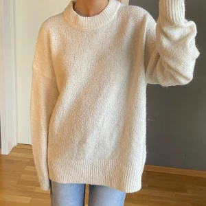 Vit stickad tröja - Vit stickad overzized tröja i storlek S, men passar M och L också 💛✨så mysig, perfekt för hösten. Ifrån lager 157