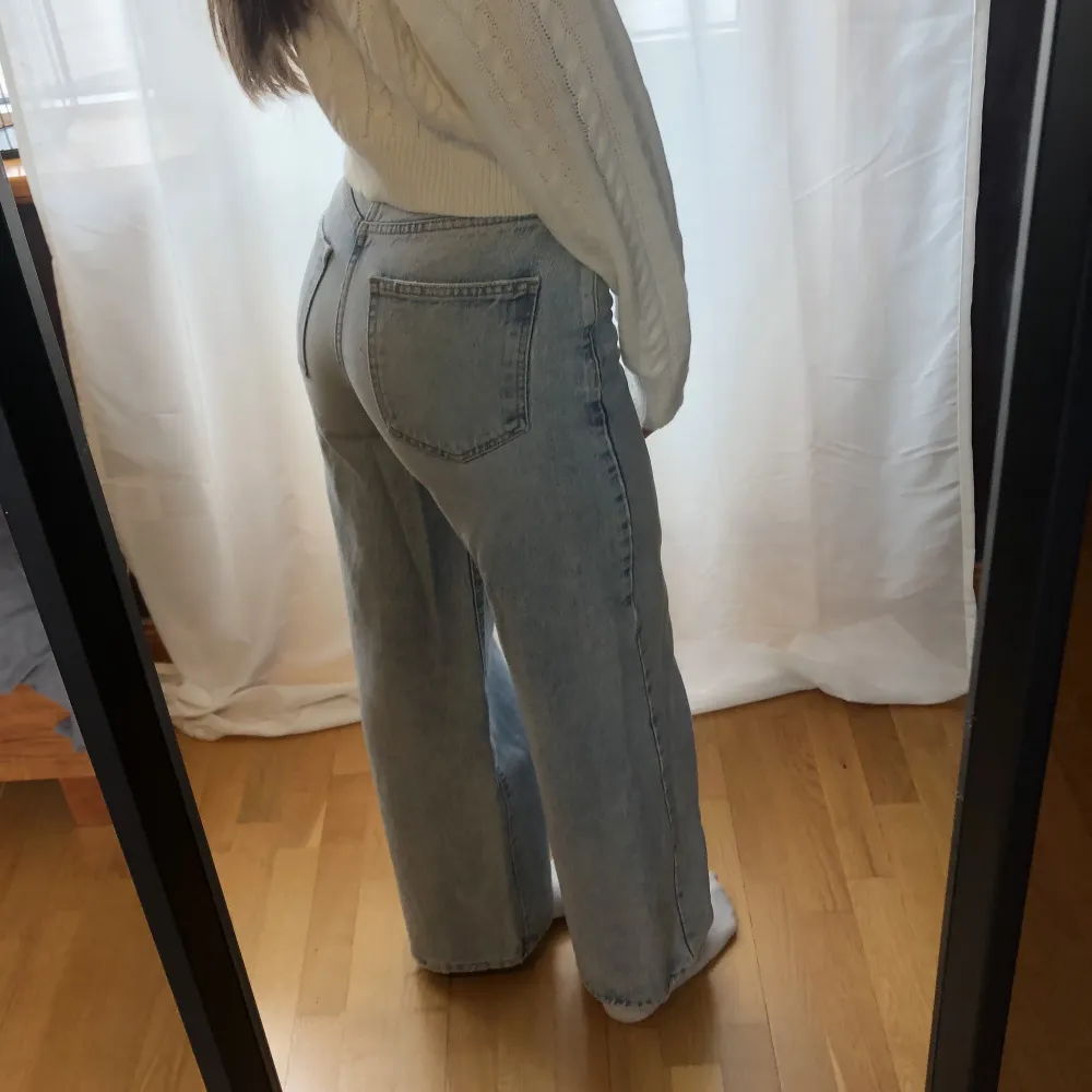 Jättefina ljusblåa jeans med vida ben från Gina Tricot🤍Passar bra i längden på mig som är 174. Storlek 32. . Jeans & Byxor.