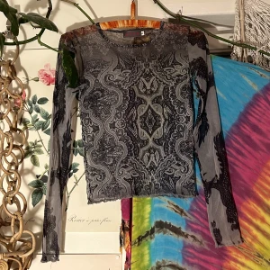 Mesh topp - Lappen säger XL men den är typ en medium😭 annars coolt mönster och sitter som en vanlig cool mesh top