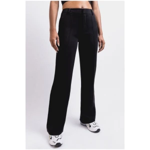 Madlady kostymbyxor  - ALDRIG ANVÄNDA! Midwaist kostymbyxor från madlady. Säljer eftersom dom var för små för mig och hann inte skicka tillbaka dom.  Nypris: 599kr 🌟