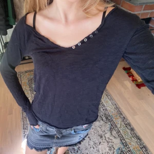 Långärmad tröja Zadig & Voltaire - Cool långärmad tröja från Zadig & Voltaire i ”sliten” Kate Mossig stil med döskalle-detalj baktill. Cool och väldigt bekväm 🫶 använd några gånger men fortfarande bra skick!