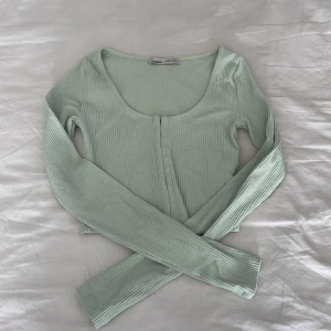 Kort långärmad topp - Kort långärmad topp från pull&bear i fint skick 