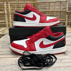 Jordan 1 low ”bulls” 🔴🌹 - En otroligt populär Jordan 1 i en riktigt clean colorway!🔴Liteutslitna på hälen men inget man ser på fot. Box medkommer, ÄKTENHETSBEVIS FINNS, bara att fråga om ni har några funderingar!😁