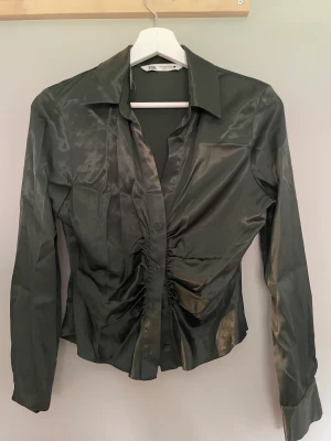 Satinblus i grönt från Zara - Jätte fin grön blus med lite rynkning framtill. 