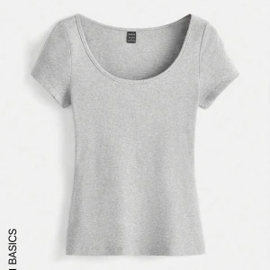 Grå T-shirt 💘 - grå T-shirt, fint skick U-ringad💞