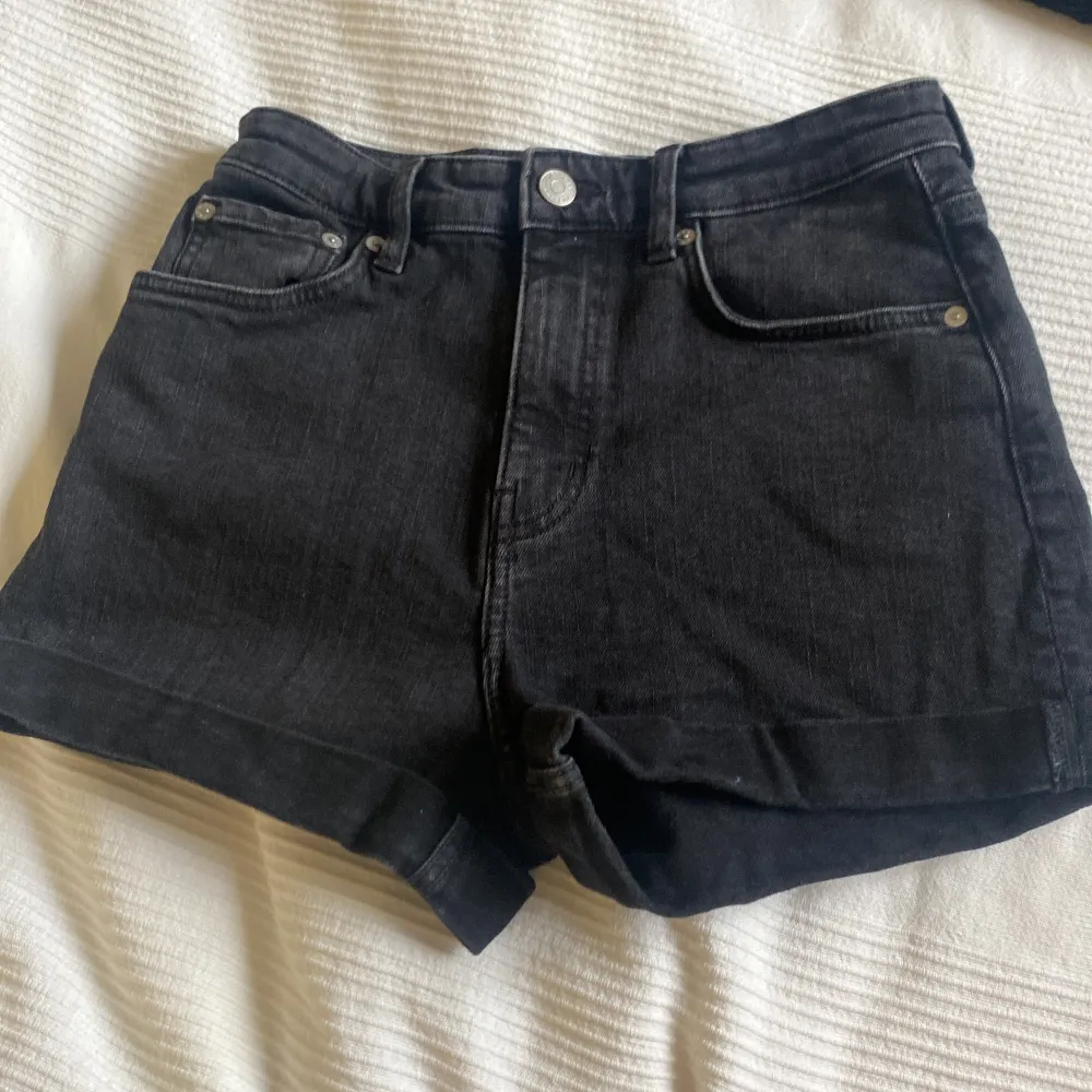 Säljer dessa svarta jeanshorts från weekday i mxyket bra skick🖤 öppen för prisförslag 🫶. Shorts.