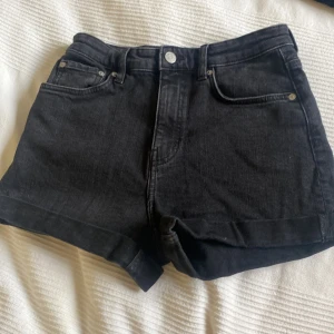 Jeansshorts weekday - Säljer dessa svarta jeanshorts från weekday i mxyket bra skick🖤 öppen för prisförslag 🫶