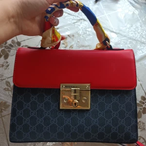 Guess väska  - Säljer den har Guess kopia väska som köpte från Plick. Jag inte använd den,och är i bra skick.  Köparen står för frakten.  