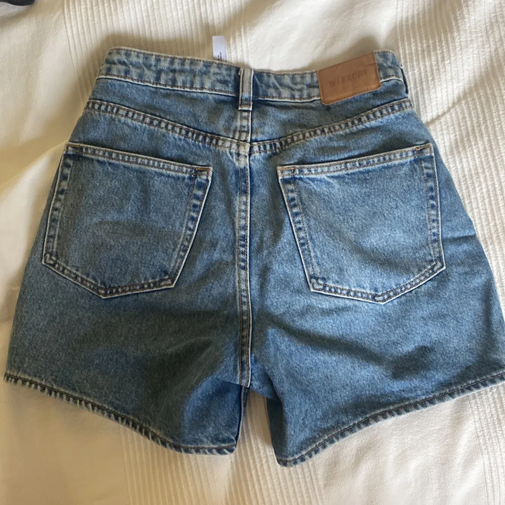 Säljer dessa blåa jeansshorts köpta på weekday 💙i mycket bra skick och utan defekter! Öppen för prisförslag🫶. Jeans & Byxor.