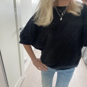Stickad tshirt  - Såå snygg stickad tshirt❤️storlek L men tycker den sitter snyggt oversized på mig som normalt har xs/s