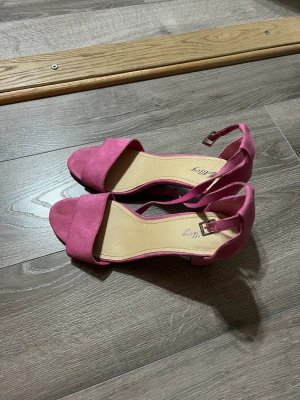 Klackskor - Rosa klackar från skopunkten. Storlek 39. 8 cm klackhöjd. Går ner i pris vid snabb affär 🥰