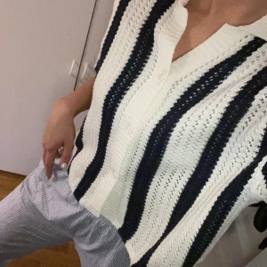 Söt randig stickad tröja - Skicket som ny använd Max 2 gånger