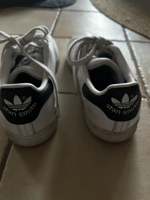 Stan smith  - Säljer för att dem är för små.