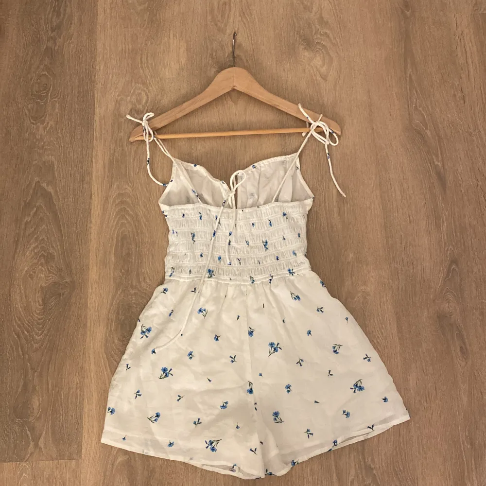 Blå blommig shortsdress Nytt skick, aldrig använt. Muu.