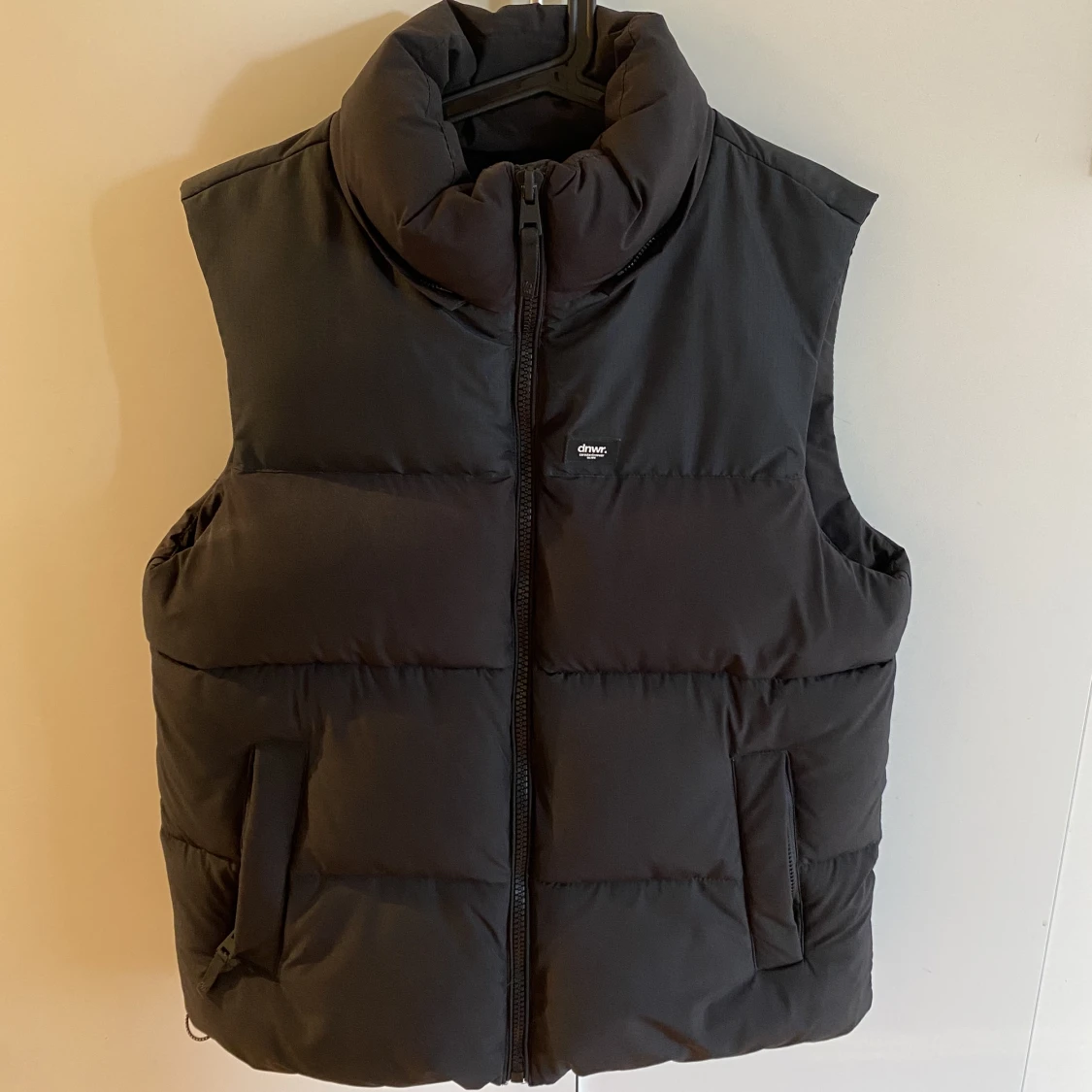 Svart dunväst med luva - 91