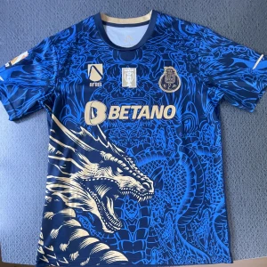 Porto limited edition tröja - Fått tag på en riktigt fet porto limited edition tröja. En väldigt unik tröja i utmärkt skick. Storlek L. Skriv vid frågor etc😇🫡