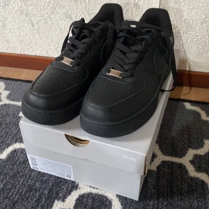 Svarta Air Force  - Helt nya svarta air force 1 med paketet. Säljer dom eftersom dom var små för mig. Storleken är 42.