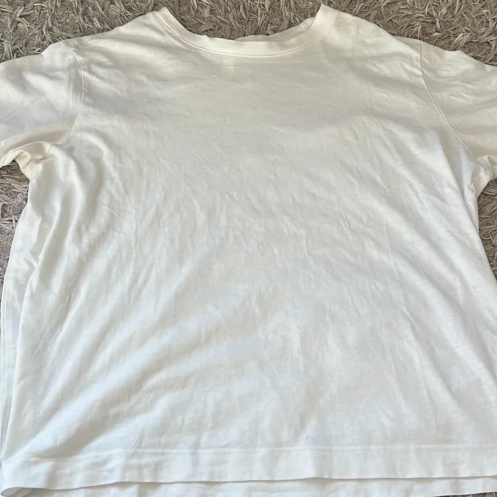 En jättefin basic vit r-shirt i jättefint skick . T-shirts.