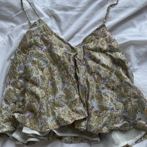 Zara Topp - Säljer denna trendiga topp från Zara!!