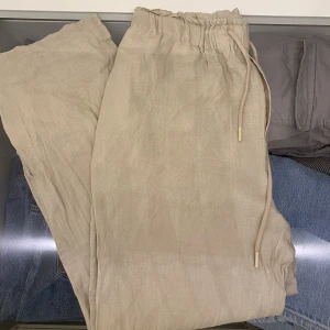 Linnebyxor  - Säljer dessa linnebyxor från Mango. Väldigt bra skick, använda ett fåtal gånger. Storlek S (korta i modellen) 