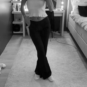 Kostymbyxor  - Säljer dessa lågmidjade kostymbyxor från Bikbok. De är nersydda cirka 2,5 cm och slitsen är ihopsydd. Jag är 162 och dom är bra i längd på mig