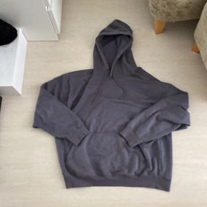 Hoodie från Weekday  - En lila/grå hoodie från Weekday. Som är riktigt cool som har nyanser mellan grått och lila som ändras i olika ljus. Storlek S men den är väldigt oversized. Nypris 380kr. (Pris kan diskuteras)
