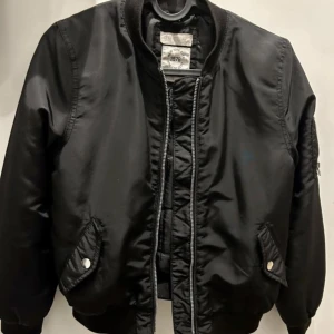 Bomberjacka - Bomberjacka i stolek 152. Knappt använd, lätt vadderad. 