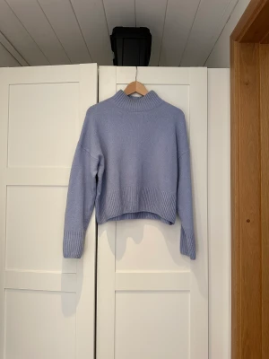 Stickad tröja &otherstories 🫶🏽 - Urgullig men tyvärr lite liten i min smak. Den sitter som en xs/s och jag föredrar m i stickade tröjor. Men så fin! försten till kvarn. Klicka gärna på köp nu ❤️