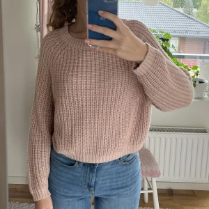 Rosa stickad tröja - Köpt på Hm för 300kr Säljer pga använder aldrig