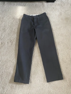 Dickies 874 - Gråa dickies 874 i väldigt bra skick! Säljer då jag inte använder dom