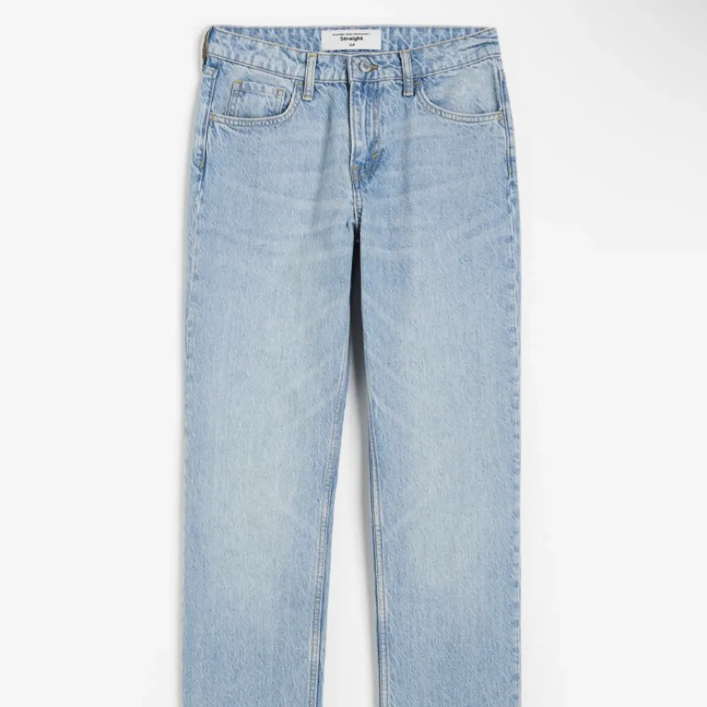 Ljusblåa jeans från H&M. Dessa är lite low waist men otroligt sköna och fina. Säljer för att de inte kommer till användning.  Byxorna är i storlek 40, men jag upplever att H&Ms storlekar är små, skulle jag uppskatta att dessa är i strl M i ”vanliga” strl🥰. Jeans & Byxor.