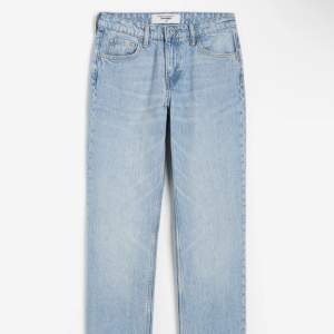 Ljusblåa jeans från H&M. Dessa är lite low waist men otroligt sköna och fina. Säljer för att de inte kommer till användning.  Byxorna är i storlek 40, men jag upplever att H&Ms storlekar är små, skulle jag uppskatta att dessa är i strl M i ”vanliga” strl🥰