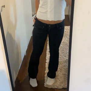 Lågmidjade jeans - Säljer mina älskade g-star jeans i storleken 27/30!! Dem passar mig som oftast bär storlek 34/36, men dem är väldigt strtchiga💓Nypris 800kr! Köp direkt för 550kr