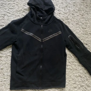 Nike Tech - Säljer min svarta Nike tech. Tröjan är i bra skick. Hör av er ifall ni har frågor!