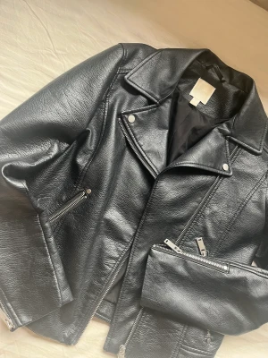 Skinnjacka  - En snygg skinnjacka från hm, köpt för längesedan. Använd 2 gånger, fortfarande i fick skick. Hör av er vid intresse kramis 🌸😊